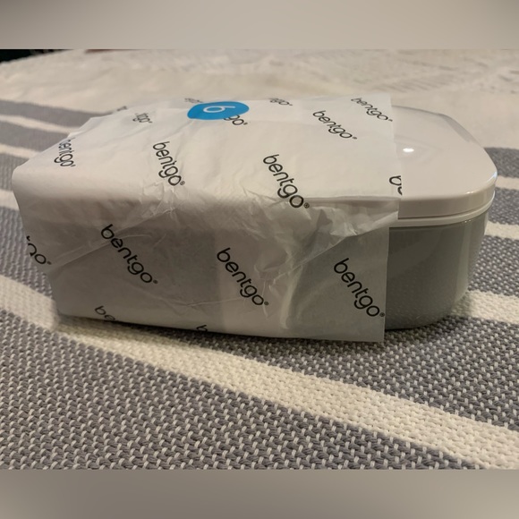 NWT Reusable stackable to-go container by Bentgo. - Picture 2 of 9